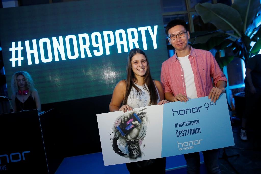 Jacky ZhaoHuawei Device Direktor za region Balkana sa dobitnicom Honor 9 telefona