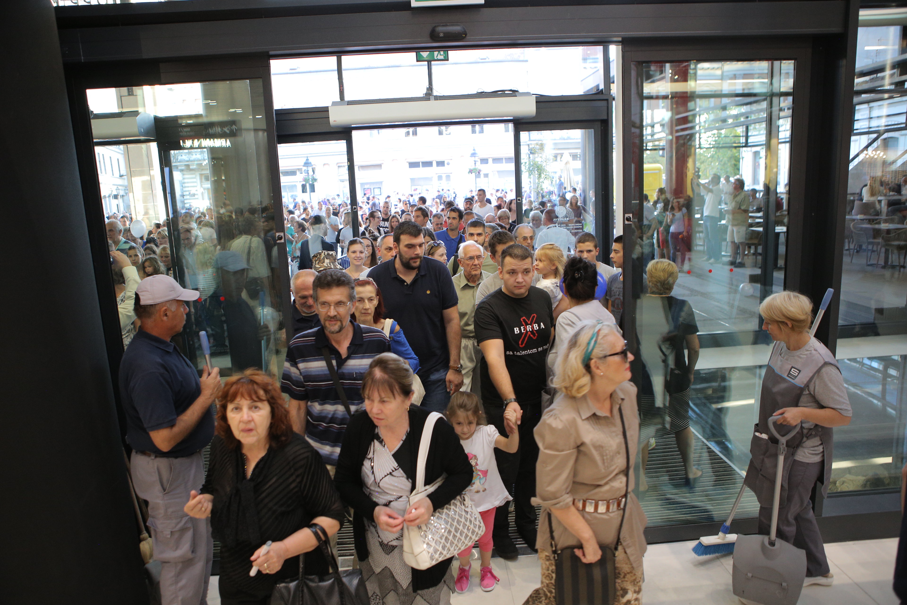 KONCERT BAJAGE NA OTVARANJU RAJIĆEVA SHOPPING CENTRA 2 NVW 9676