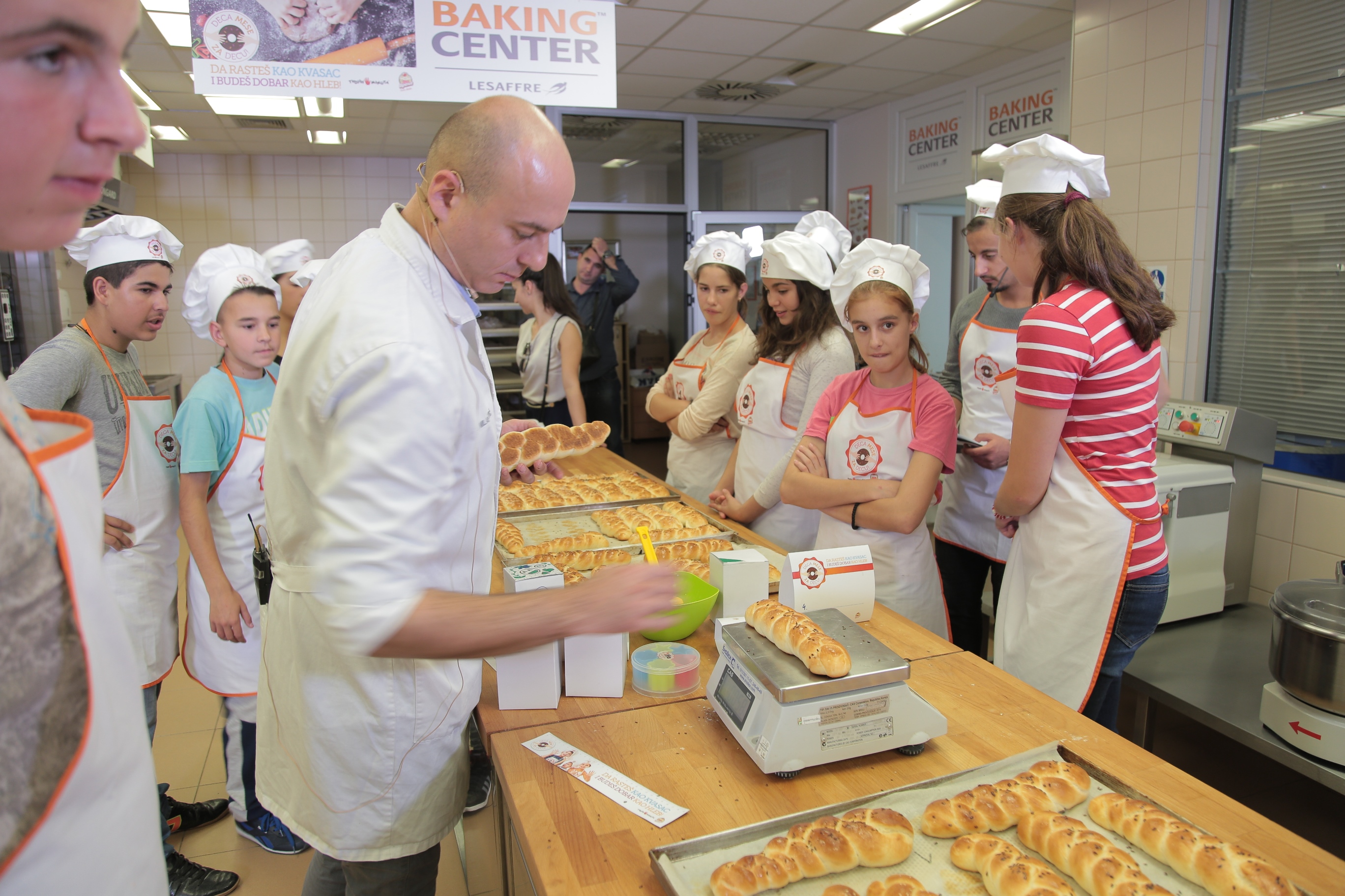 Don Don i Lesaffre tradicionalno obeležili Svetski dan hleba 4 Osmaci OS Mica Stojkovic obelezili Svetski dan hleba