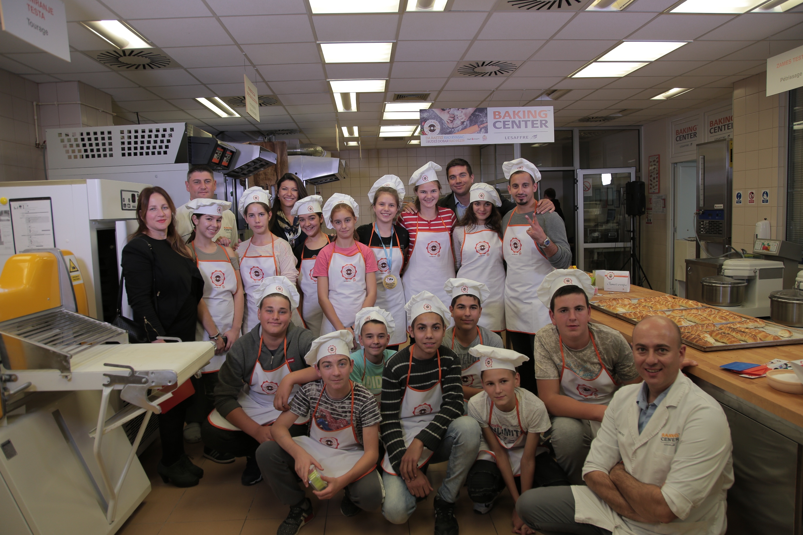 Don Don i Lesaffre tradicionalno obeležili Svetski dan hleba 1 Osmaci OS Mica Stojkovic pravili pletenicu za decu iz Zvecanske