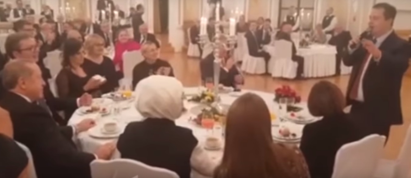 DAČIĆ OBOGATIO REPERTOAR: Pevao Erdoganu "Osman-agu" na turskom (VIDEO) 1 dacic