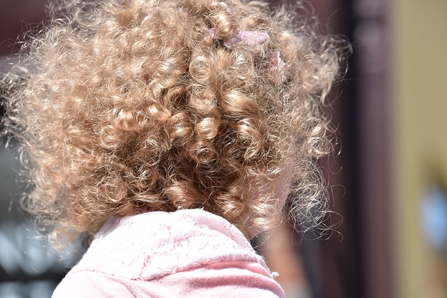 BLAGI TALASI ILI AFRO LOKNE: Koji tip kovrdža vam najbolje pristaje? 2 kovrdze