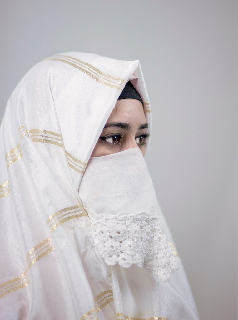 POKAZALE KOSU: Uhapšeno 29 žena jer su skinule islamski veo 1 muslimanka