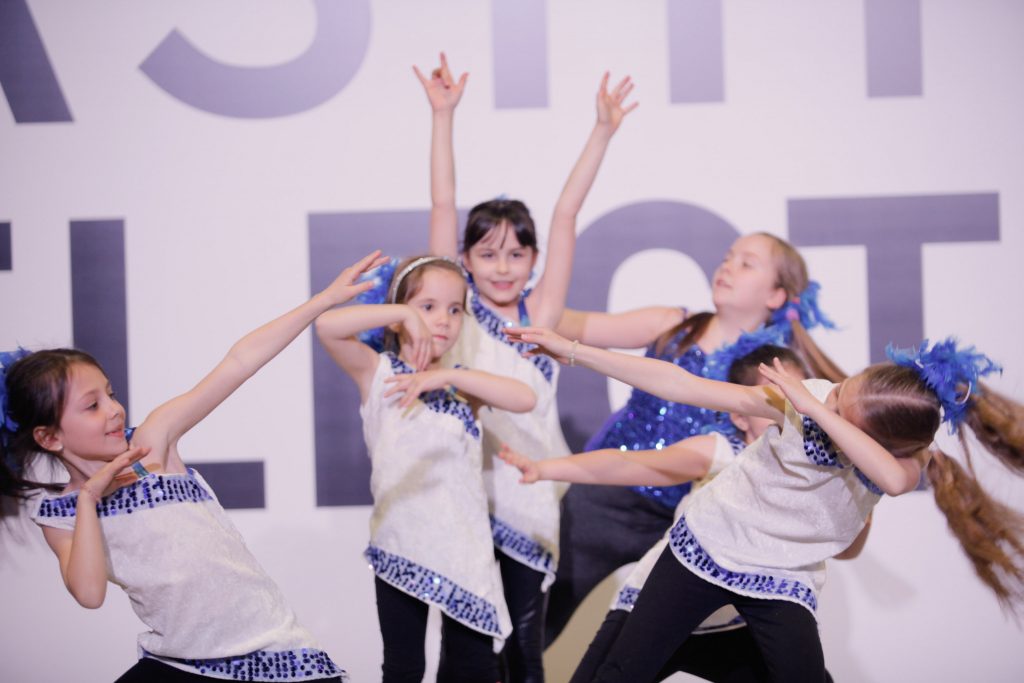 KidsTeen Fashion Selection nastup Red Star