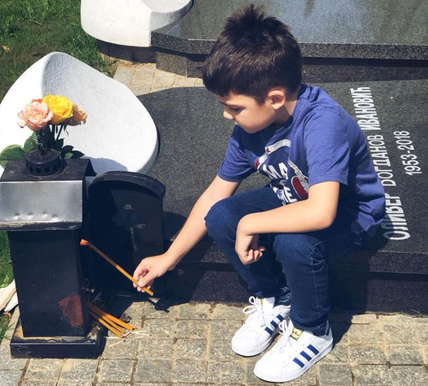 TRI MESECA OD UBISTVA OLIVERA IVANOVIĆA: Mali Bogdan zapalio sveću pokojnom tati (FOTO) 1 ivanovic