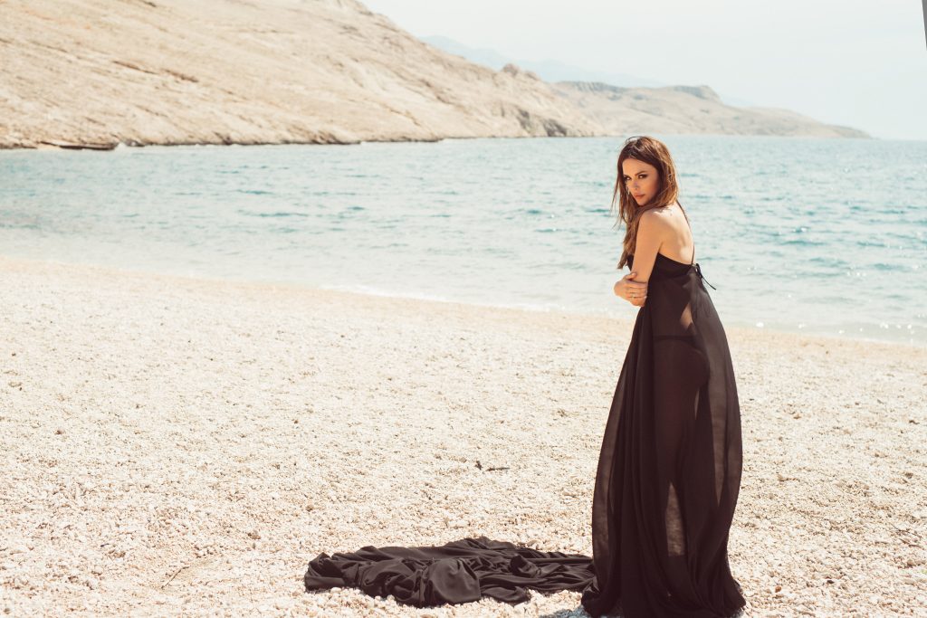 UNAPRIJED GOTOVO: Severina zapevala u duetu sa Grašom i sjajnim fotkama najavila novi album (FOTO) 4 Unaprijed gotovo 5