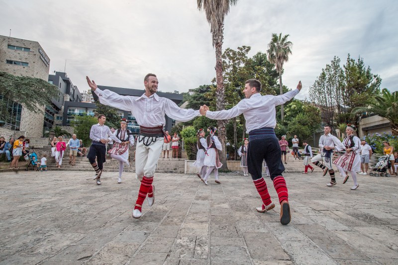 Budvanska rivijera – uživanje nadohvat ruke 8 9 Folklorno vece u Budvi