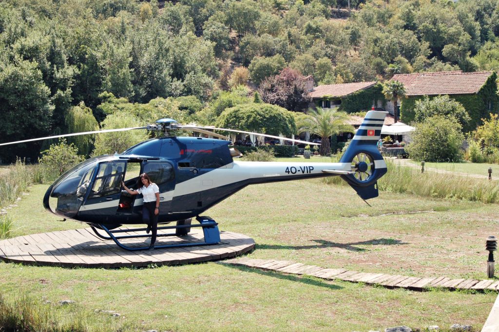 Ovog leta Tivat je hit destinacija 16 Gosti u Tivtu mogu da se voze helikopterom iznad Boke