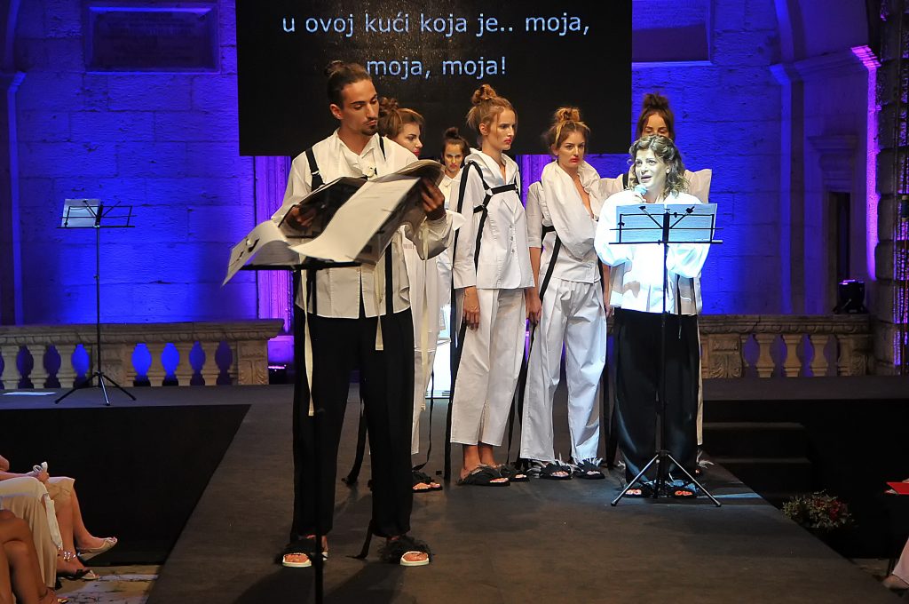 UMETNOST I MODA: Održana 21. Internacionalna smotra mode Kotor 2018 8 1.Performans ANNA CAPPELLI voli Baustelle