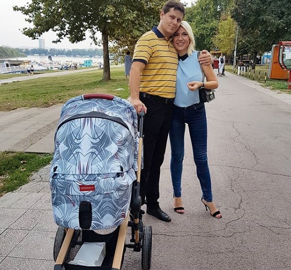 UŽIVALI U SUNČANOM DANU: Jovana i Vojislav Milošević prvi put s bebom u šetnji 1 jovana 2
