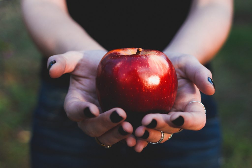 ČUVAR ZDRAVLJA I LEPOTE: Jabuka - olakšava probavu i stimuliše imuni sistem 1 thammie cascales 491615 unsplash