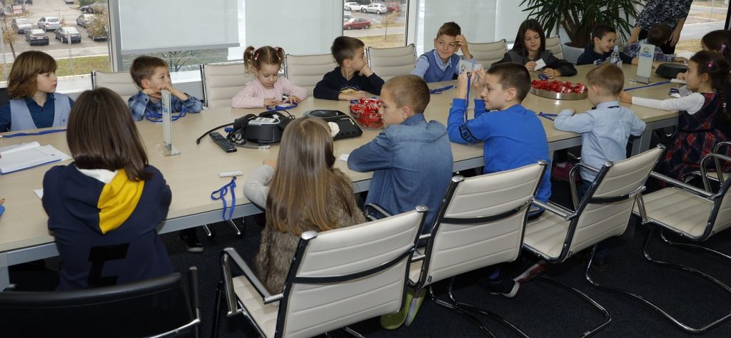DECA PREUZELA UNIQA OSIGURANJE: Svetski dan deteta obeležen velikom akcijom #PlavoZaSvakoDete 2 Deciji kolegijum 2
