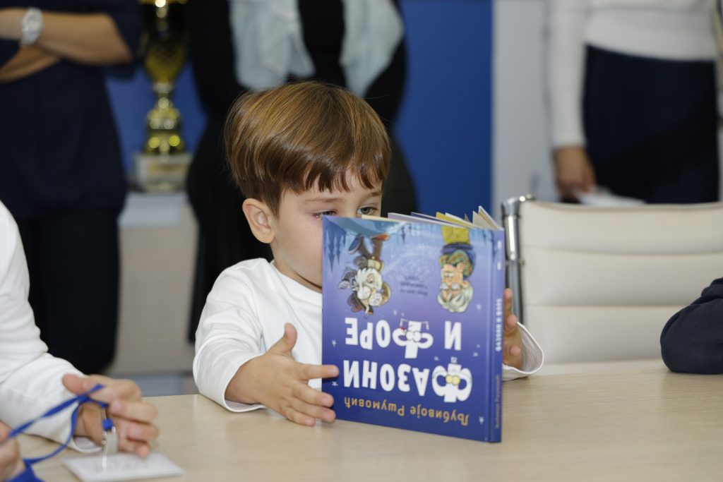 DECA PREUZELA UNIQA OSIGURANJE: Svetski dan deteta obeležen velikom akcijom #PlavoZaSvakoDete 3 Ucesnik decijeg kolegijuma