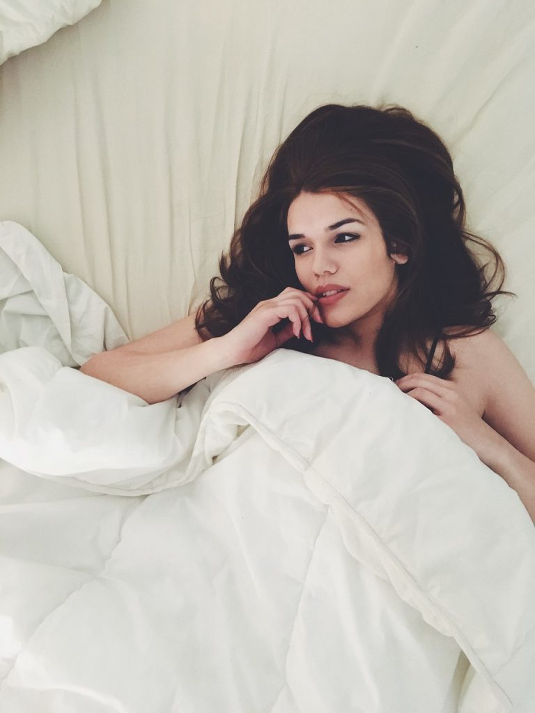zena krevet