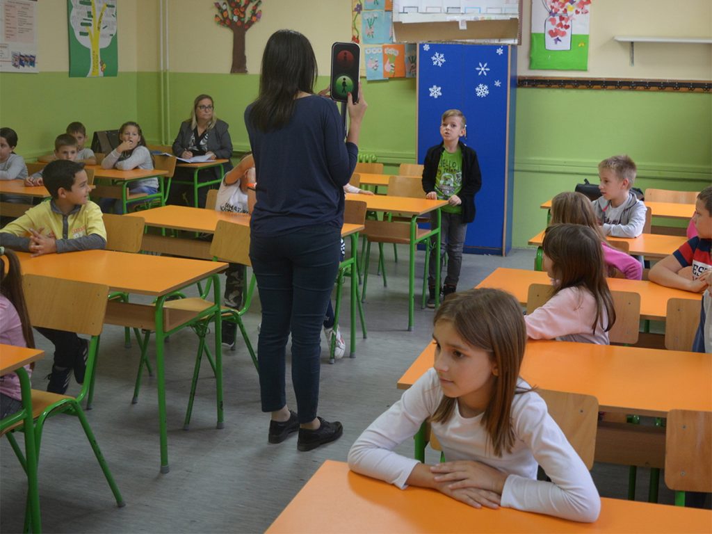 Na putu za bezbednost dece u saobraćaju: Od kuće do škole, od škole do kuće, Total šapuće: Oprezno! 2 01