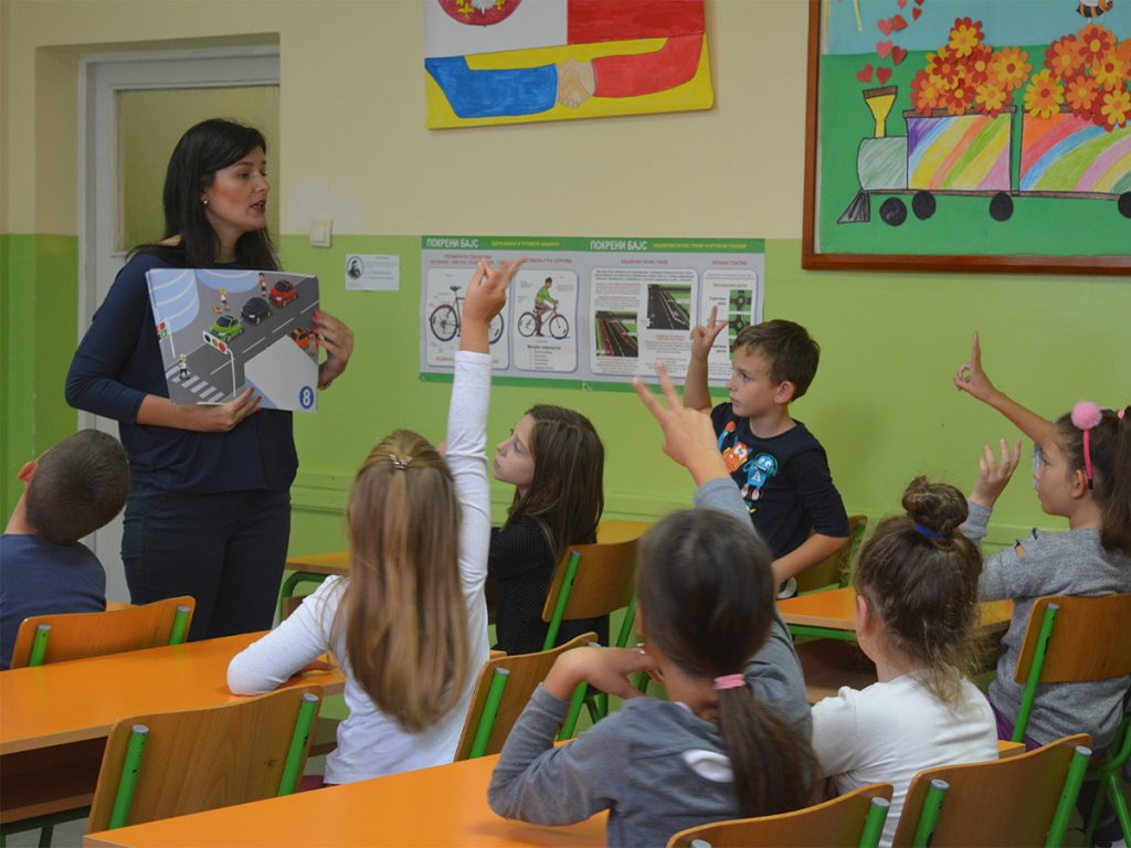 Na putu za bezbednost dece u saobraćaju: Od kuće do škole, od škole do kuće, Total šapuće: Oprezno! 1 02