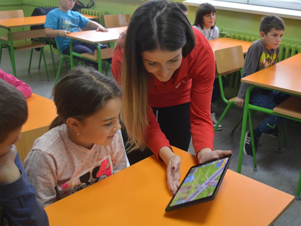 Na putu za bezbednost dece u saobraćaju: Od kuće do škole, od škole do kuće, Total šapuće: Oprezno! 4 03