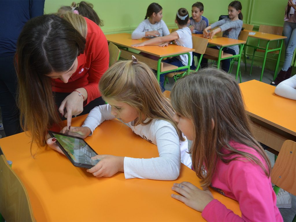 Na putu za bezbednost dece u saobraćaju: Od kuće do škole, od škole do kuće, Total šapuće: Oprezno! 3 04