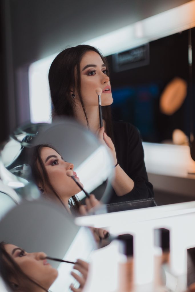 MALE TAJNE ŠMINKANJA: Savršen make up u šest koraka 1 zena sminkanje unsplash