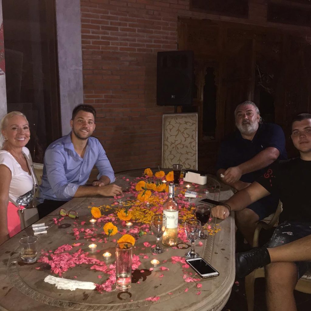 LEPA BRENA DIŠE PUNIM PLUĆIMA: Sa porodicom, pred veliku australijsku turneju, uživa na Baliju! (FOTO) 1 Lepa Brena 2