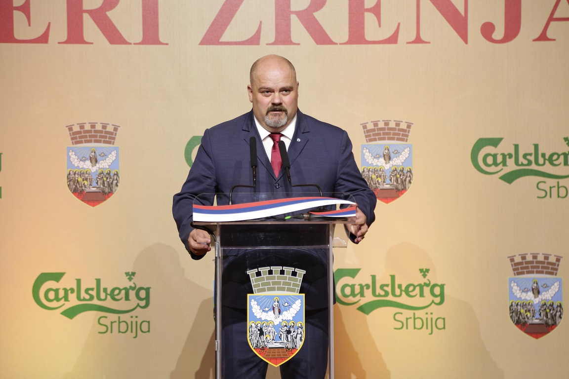 Carlsberg pokreće proizvodnju Zrenjaninskog piva 2 Cedomir Janjic gradonacelnik Zrenjanina Zrenjaninsko pivo