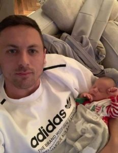ZA SVE IMA VREMENA: Nemanja Matić uživa sa ćerkom Anikom! (FOTO) 1 Nemanja MAtić