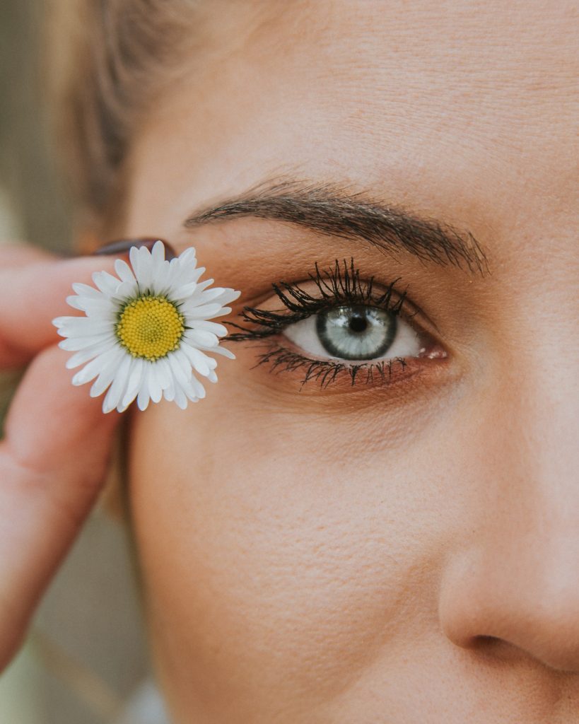maskara zena oko unsplash