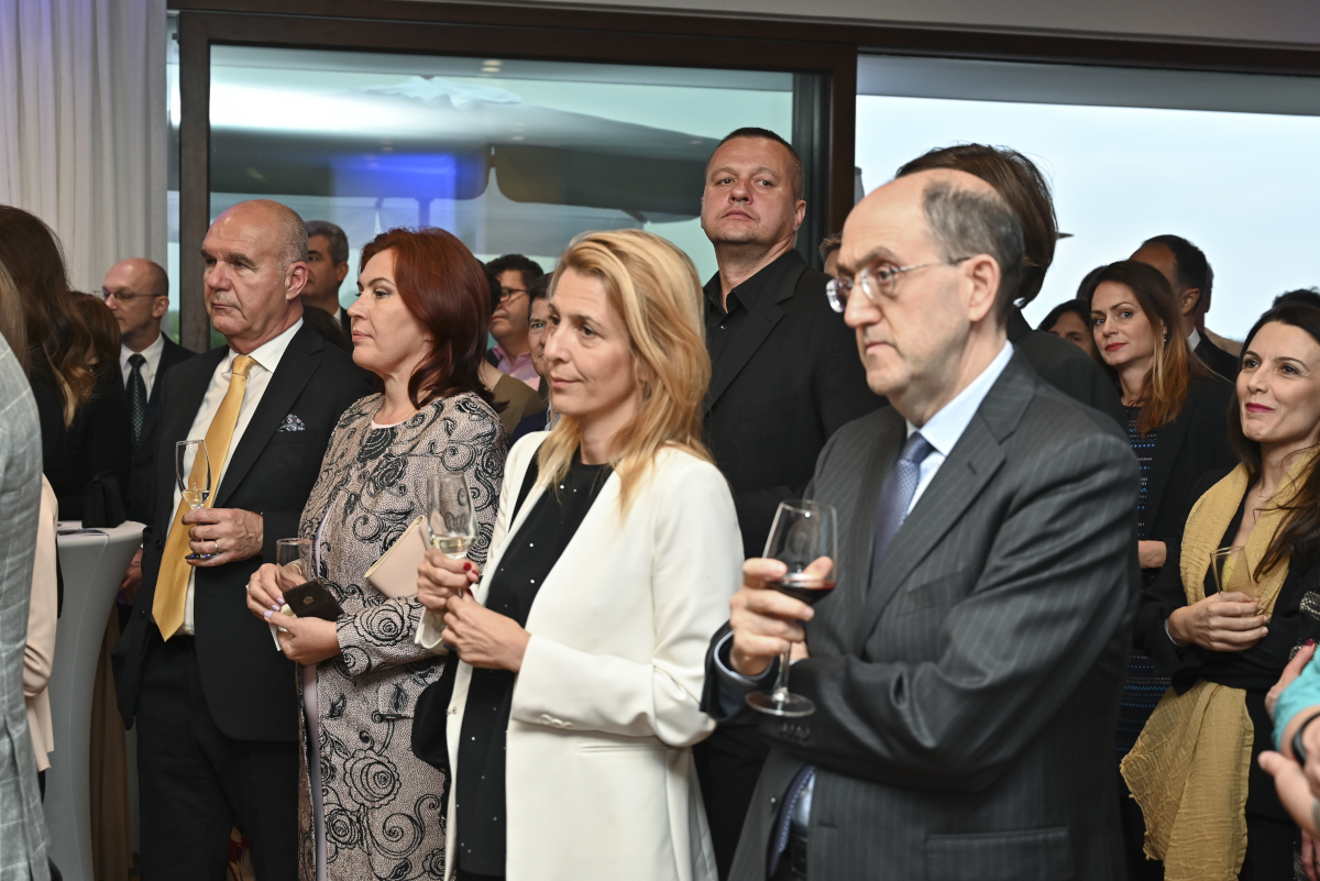 EIB 33