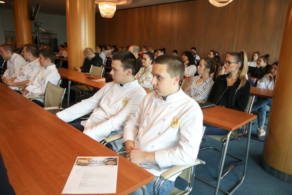 Održano edukativno panel predavanje "Riba na trpezi" u Privrednoj Komori Vojvodine 57 HADR2192