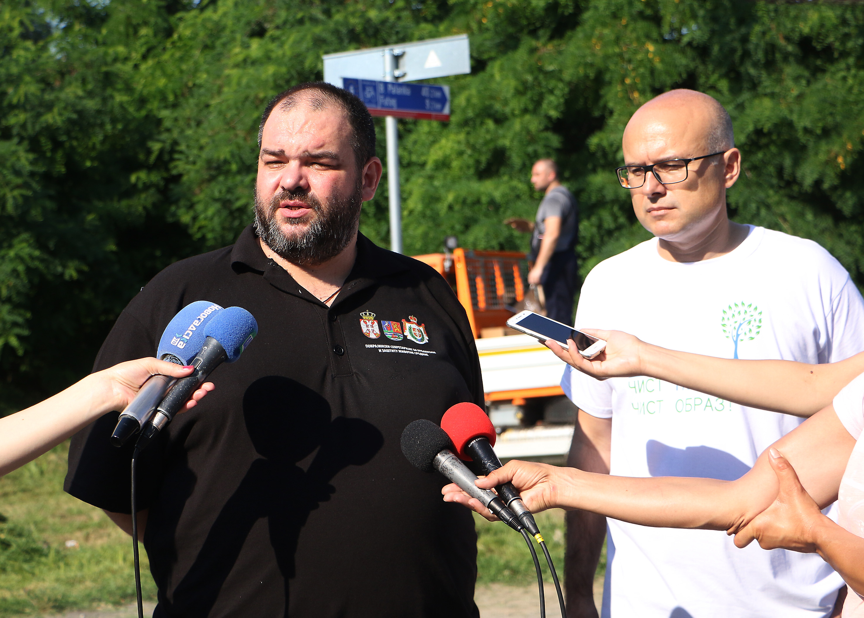 NEDELJA ZA ČISTIJU VOJVODINU: Vučević i Galić s građanima čistili obalu Dunava 2 IMG 0182