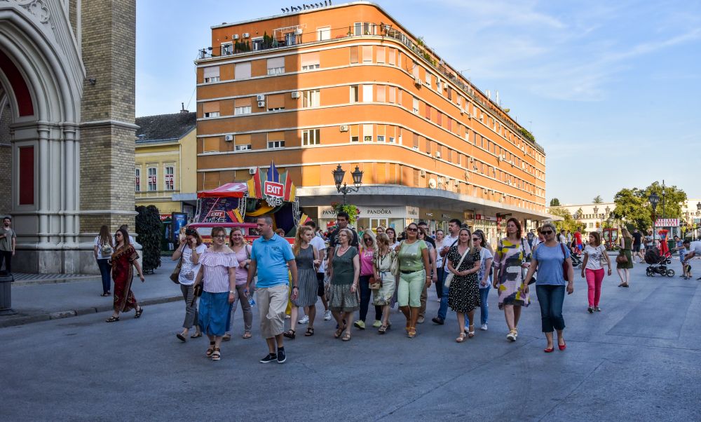 Pogledajte kako je bilo na tematskoj turi "Novosadski dani slavnih pisaca" 6 MUG 6572 a
