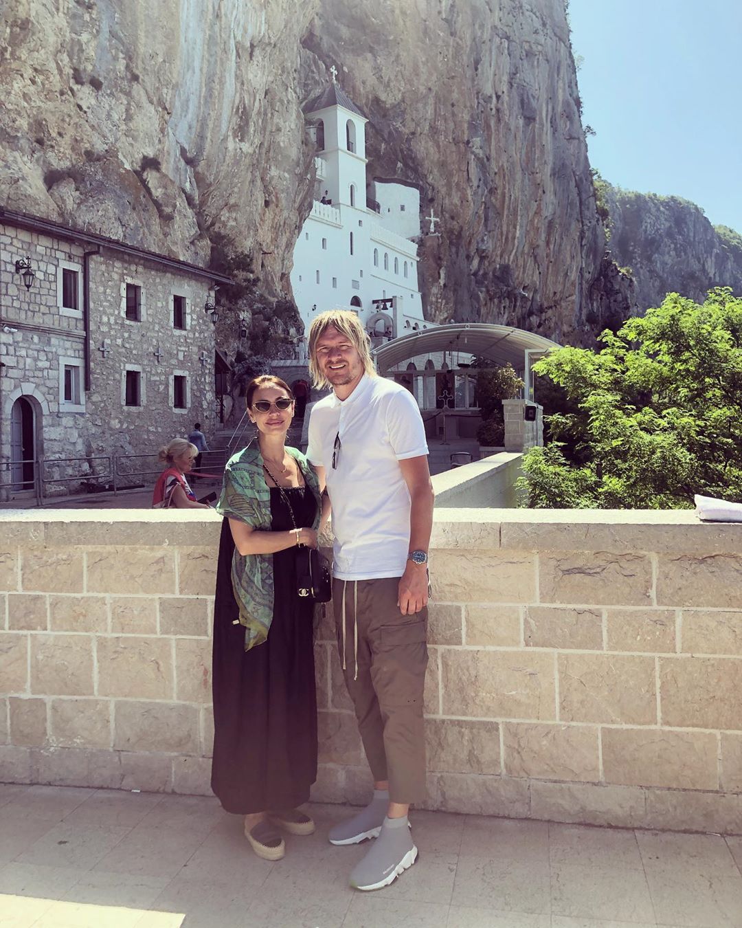 U DRUŠTVU SUPRUGE: Miloš Krasić posetio manastir Ostrog (FOTO) 1 Milos Krasic