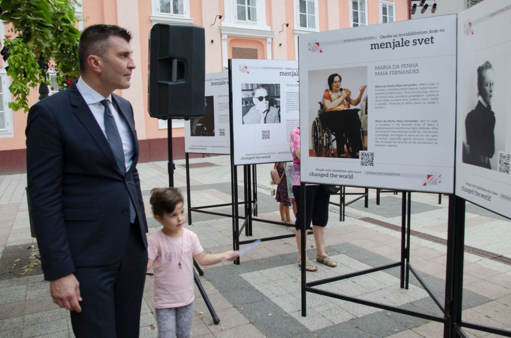 Otvorena izložba "Osobe sa invaliditetom koje su menjale svet" 15 DSC 5545