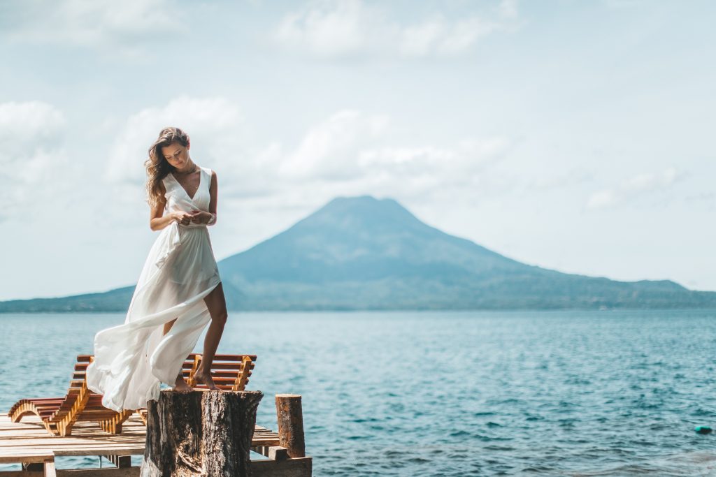 U TRENDU: Deset obaveznih letnjih odevnih komada, aksesoara i dezena 1 zena leto bela haljina unsplash