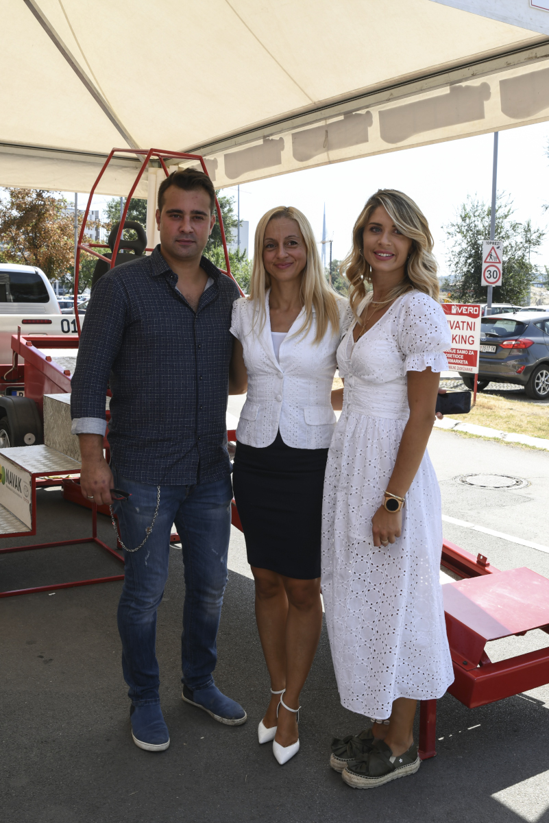 Počinje Super Vero nagradna igra koja promoviše bezbednost u saobraćaju 3 Tijana Savić Maja Kosić Vučković i Stefan Buzurović ispred Super Vera