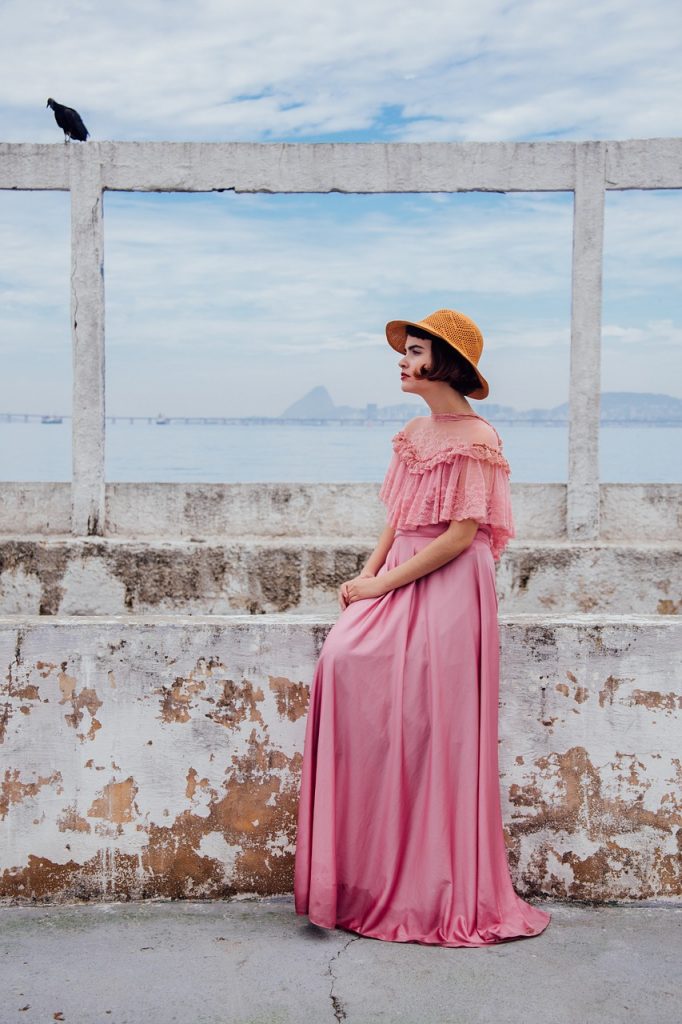 zena roze haljina