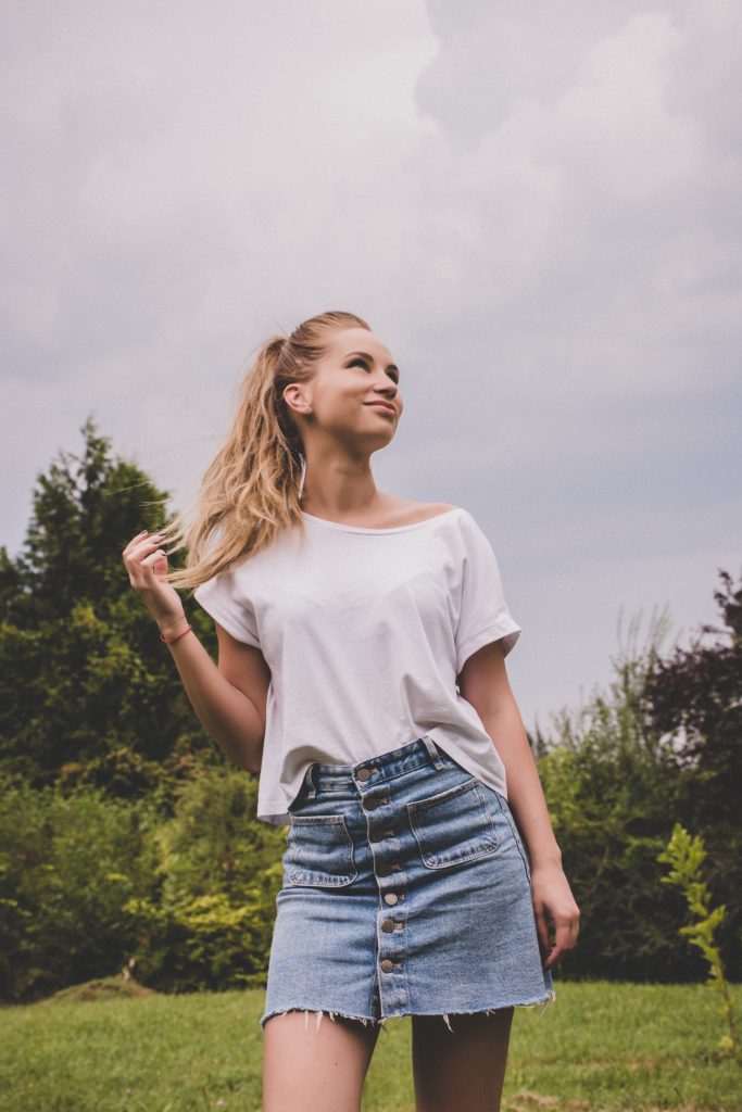 TEKSAS SUKNJA: Modni klasik koji je uvek u trendu 1 zena teksas suknja unsplash