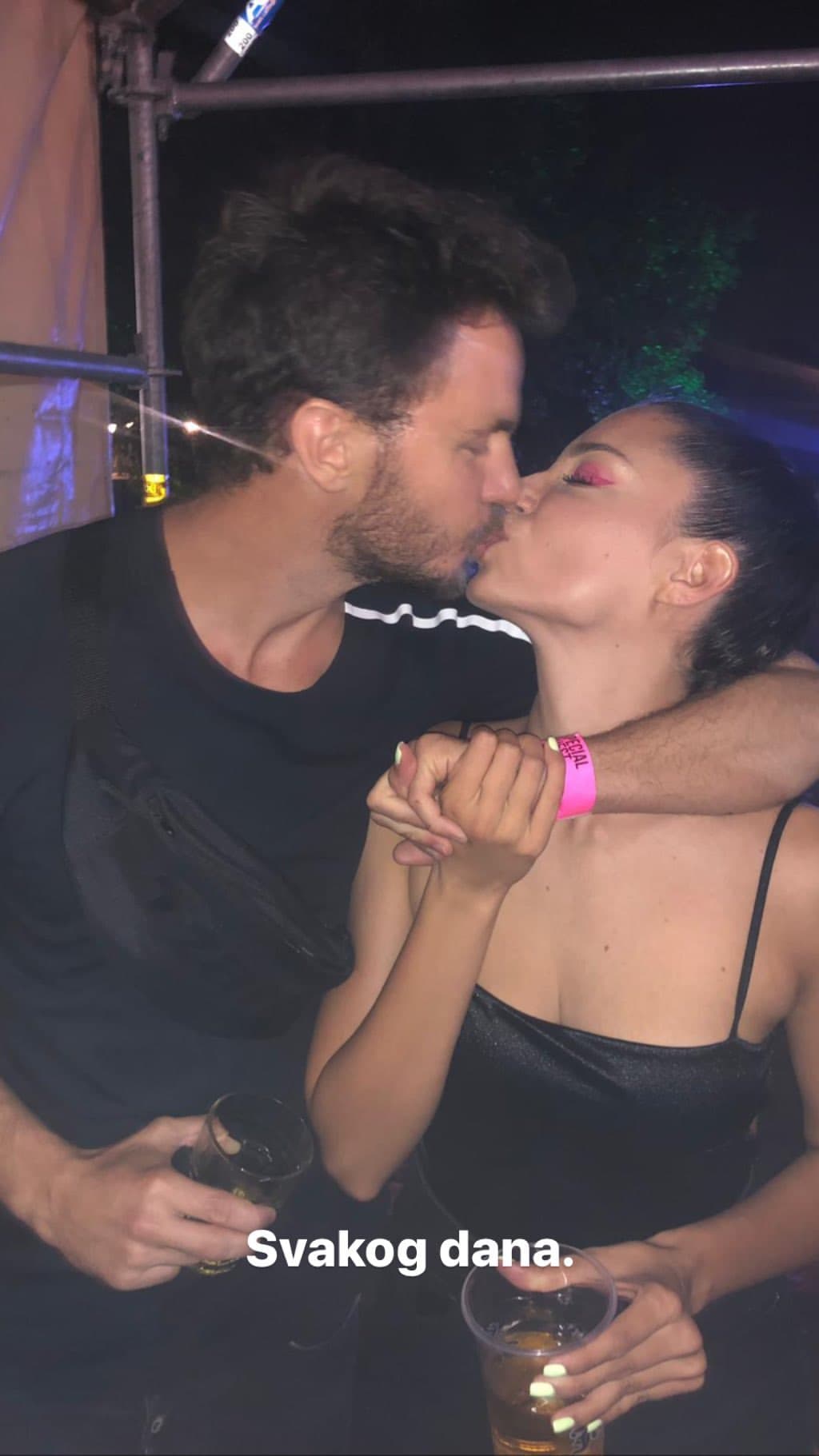 PAO STRASNI POLJUBAC: Sara Jovanović pokazala dečka (FOTO) 1 70556450 730092937415867 4765812899824271360 n
