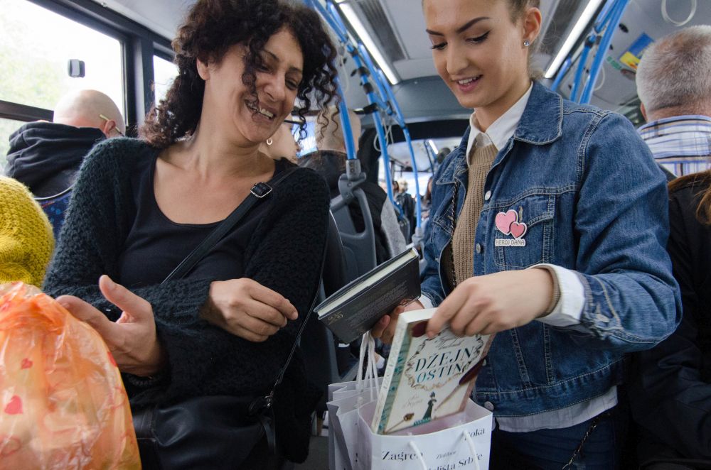 #BookTalk2019: Akcija deljenja knjiga čitaocima i danas u javnom prevozu! 15 DSC 0939