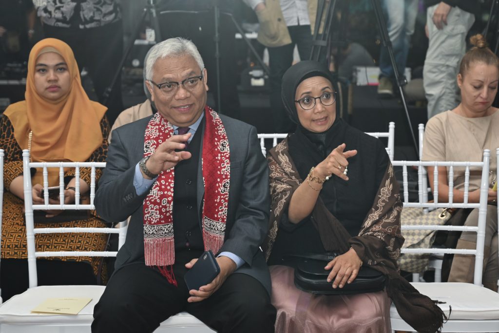 Indonesian Batik Fashion Show – featured with Batik Bazaar 2