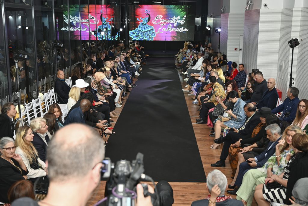 Indonesian Batik Fashion Show – featured with Batik Bazaar 9
