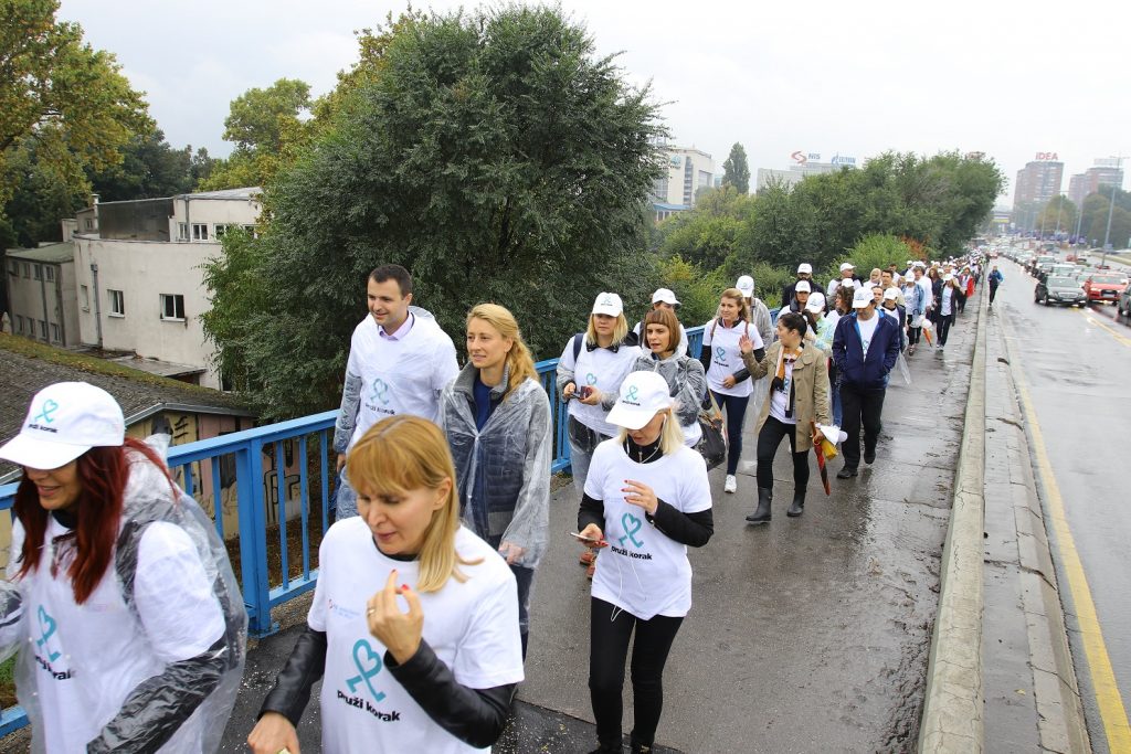 NIS podržao NURDOR-ovu akciju "Pruži korak" 2 NIS kolona na Brankovom mostu 1