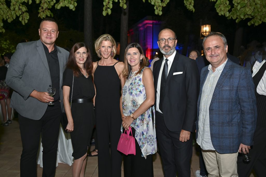 U.S. FASHION IN SERBIA 238