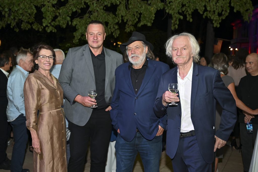 U.S. FASHION IN SERBIA 241