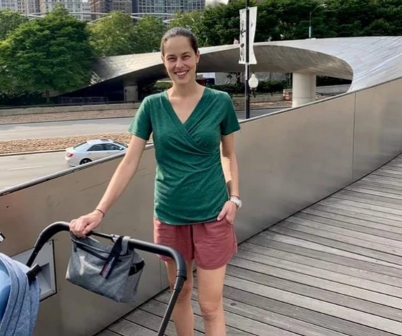 OMILJENA ŠETNJA GRADOM: Ana Ivanović ne prestaje da oduševljava linijom nakon porođaja (FOTO) 1 ana ivanovic 1