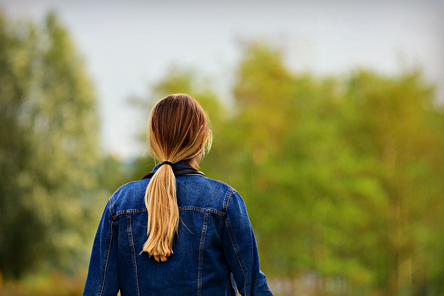 OMILJENI MATERIJAL: Neobična strana džinsa 3 devojka jakna