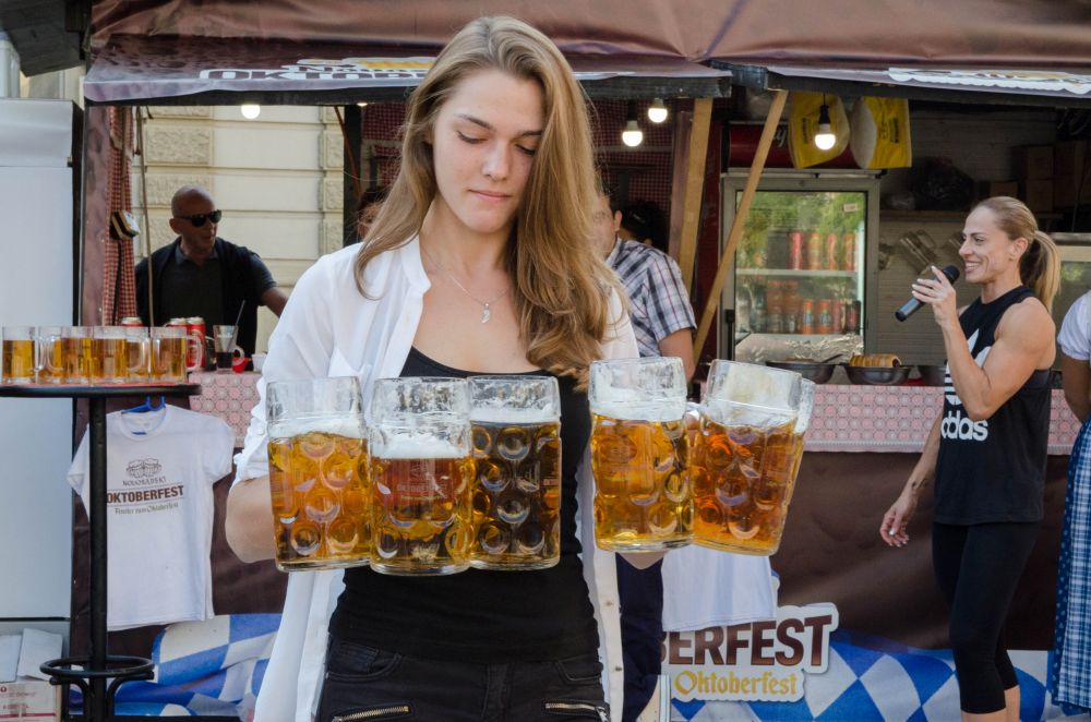 Novosadski Oktoberfest: Održano takmičenje u držanju krigli na Trgu slobode 3 DSC 6582