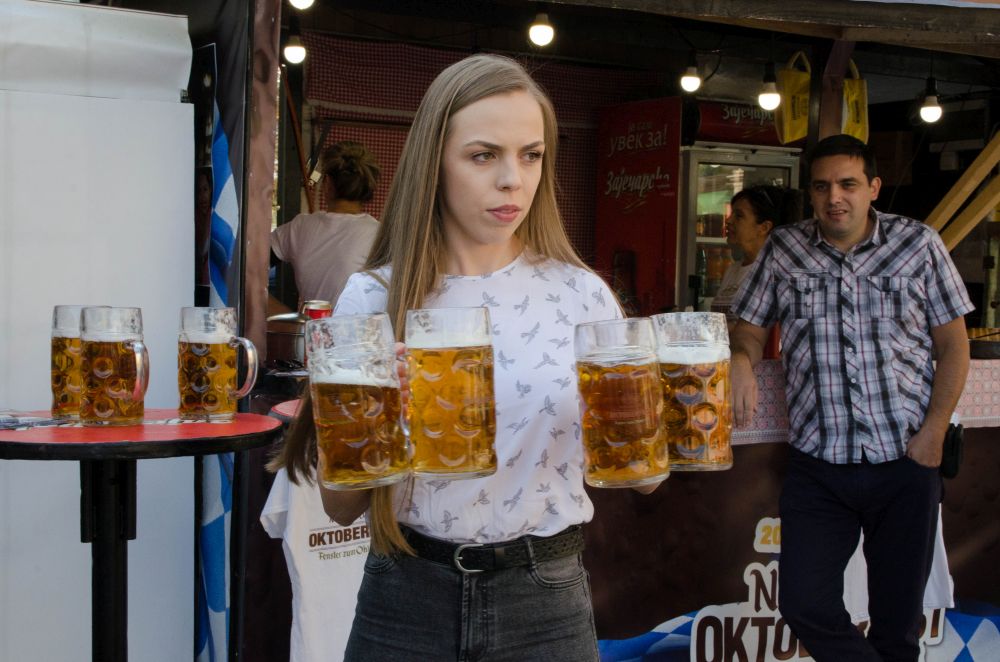 Novosadski Oktoberfest: Održano takmičenje u držanju krigli na Trgu slobode 4 DSC 6588