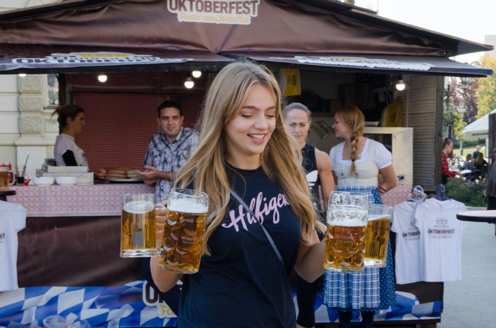 Novosadski Oktoberfest: Održano takmičenje u držanju krigli na Trgu slobode 6 DSC 6606