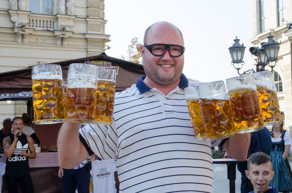 Novosadski Oktoberfest: Održano takmičenje u držanju krigli na Trgu slobode 7 DSC 6627